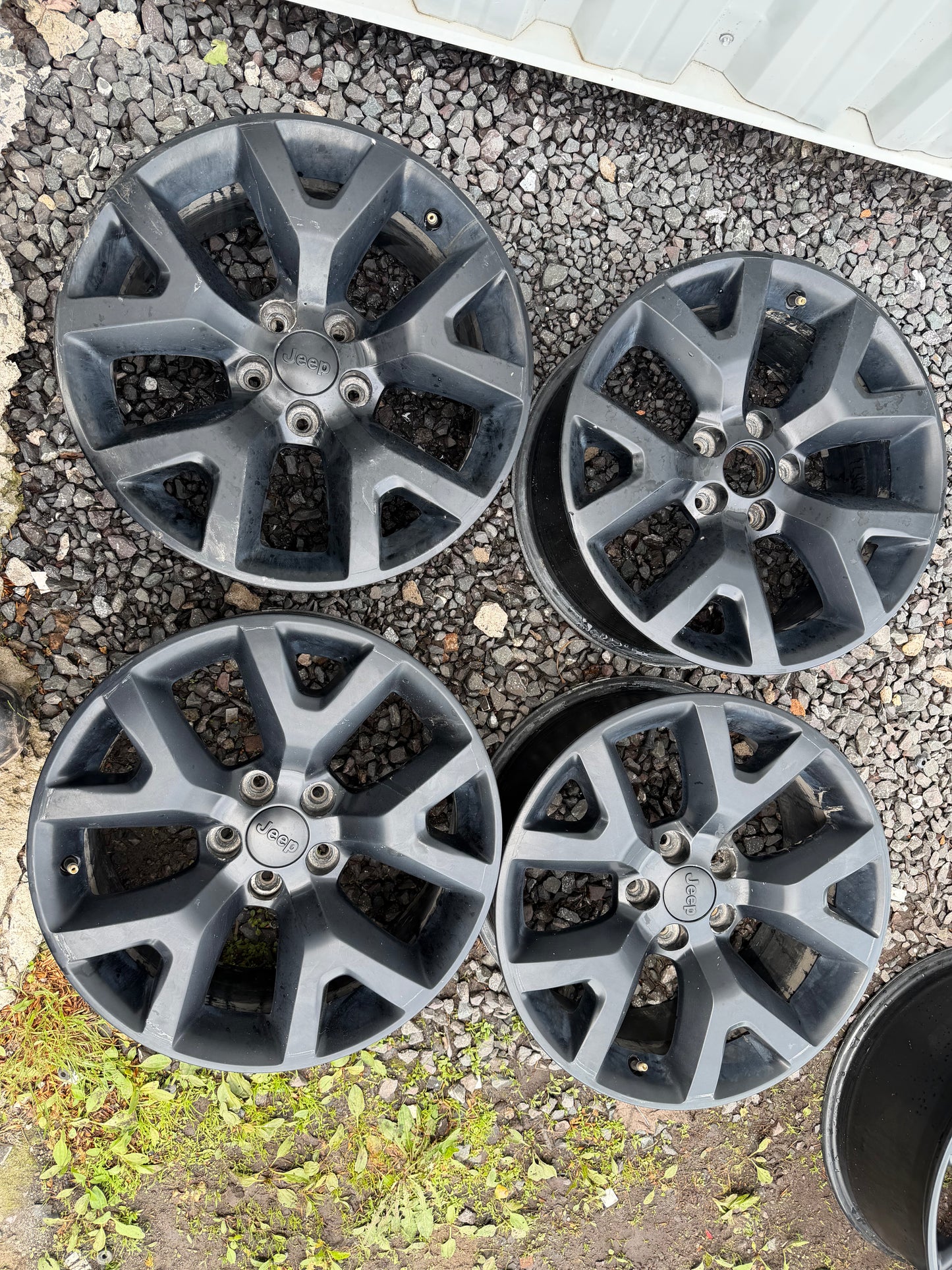 4 mags jeep 17 pouces 5x110 avec valves tpms en très bon état