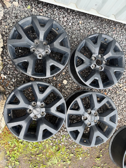 4 mags jeep 17 pouces 5x110 avec valves tpms en très bon état