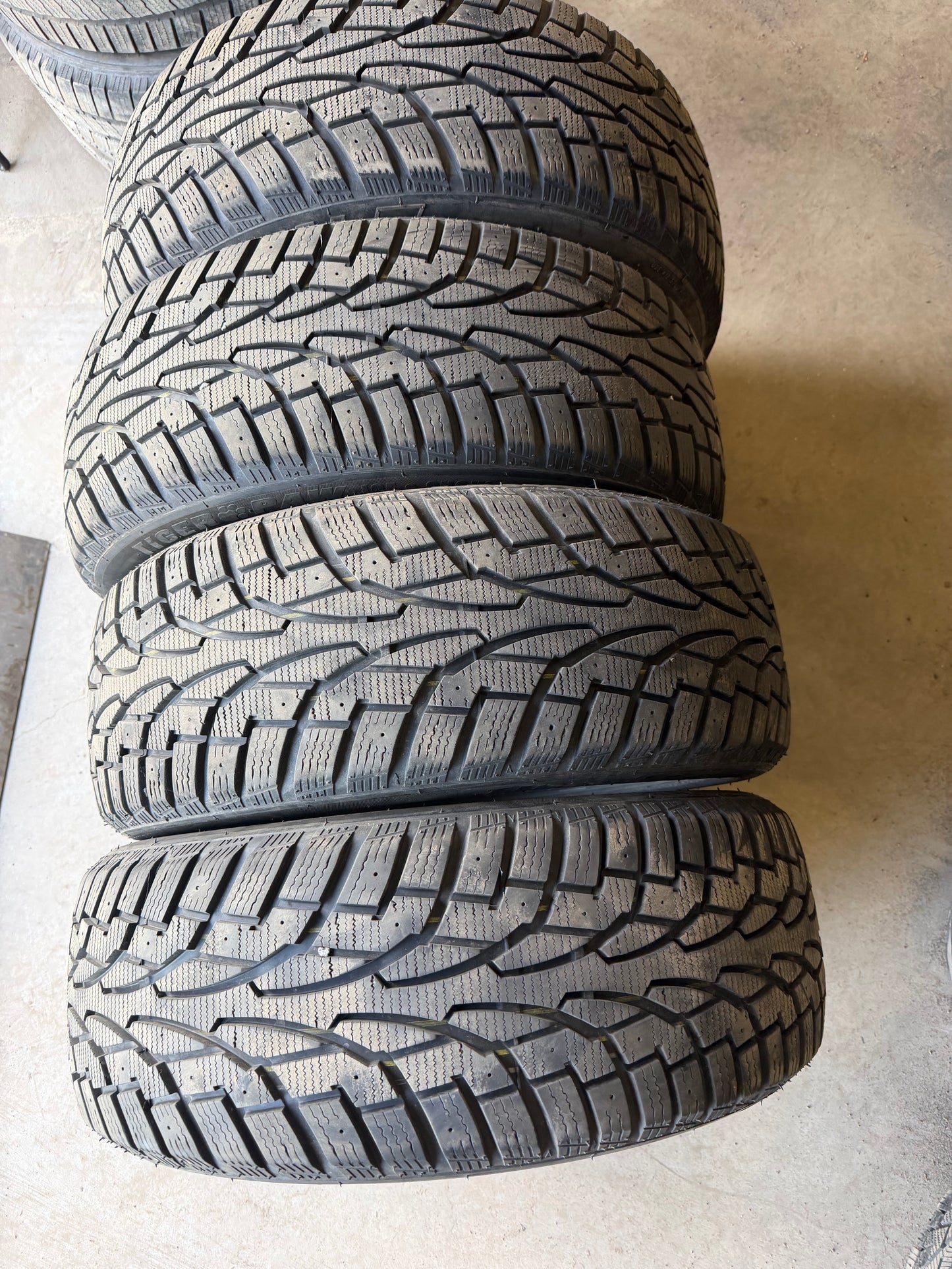 4 pneus d hiver 215/55r17 uniroyal a l état neuf