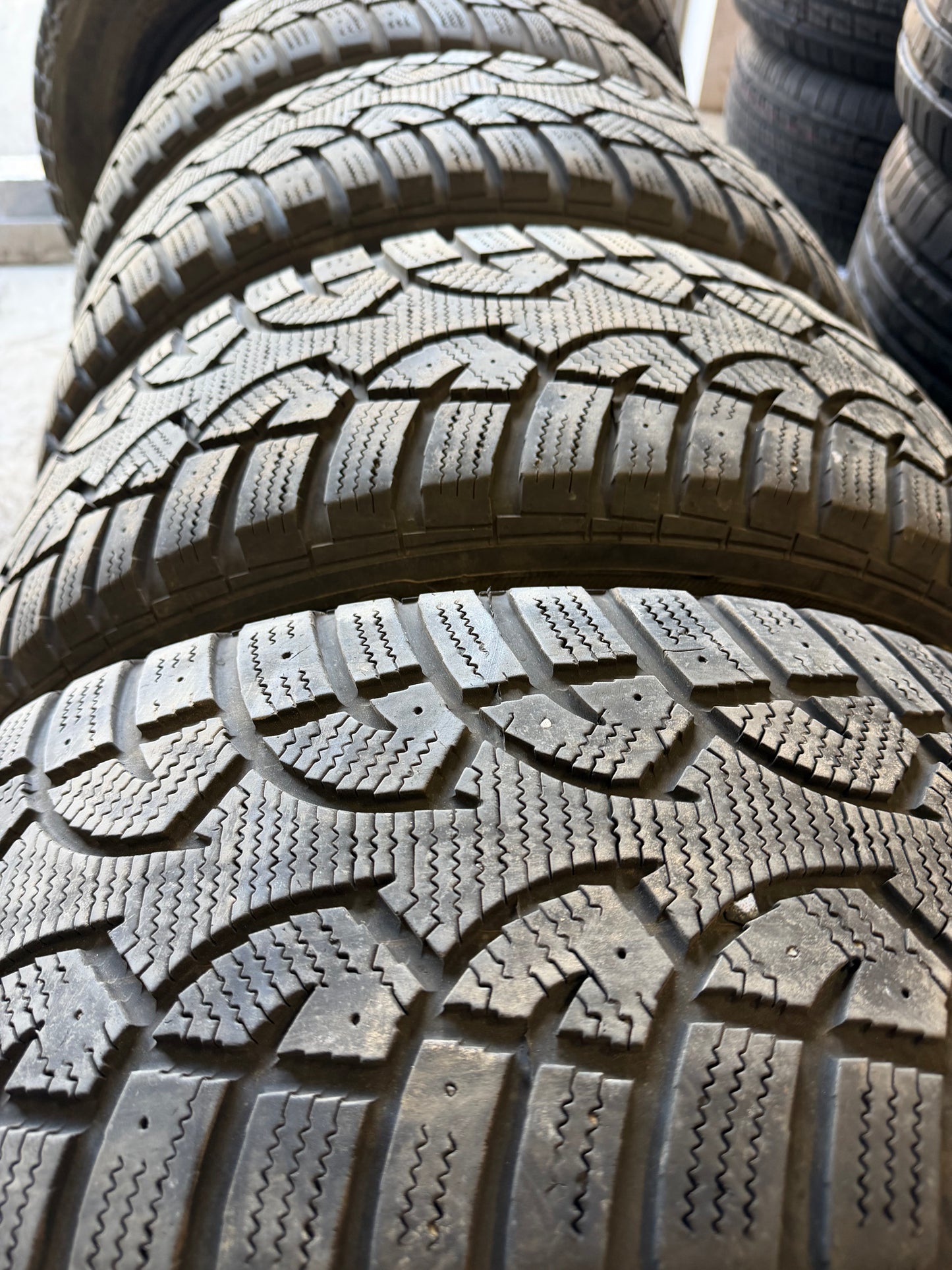 4 pneus d hiver 215/60r16 point s en bon état