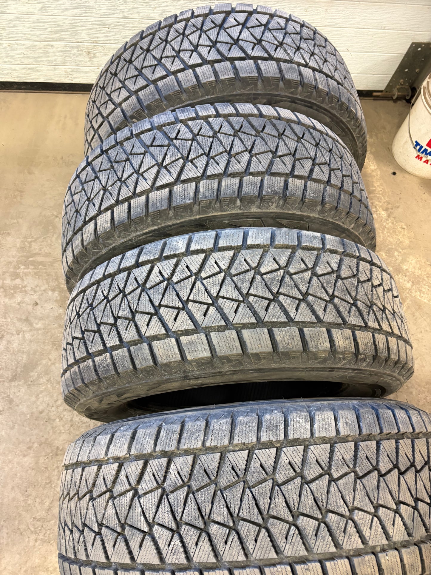4 pneus d hiver 225/65r17 Bridgestone a l état neuf