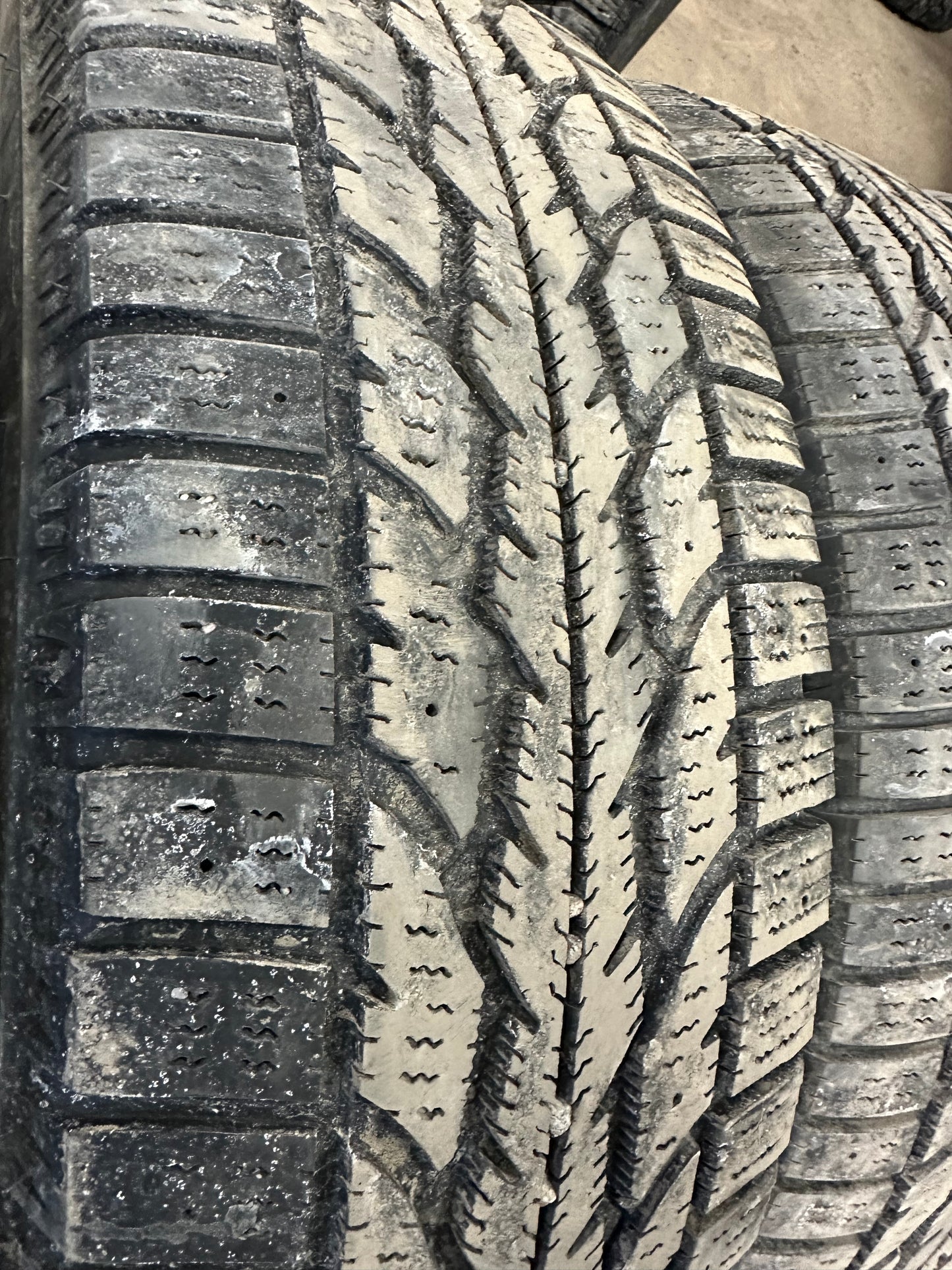 4 pneus d hiver 225/70r16 firestone