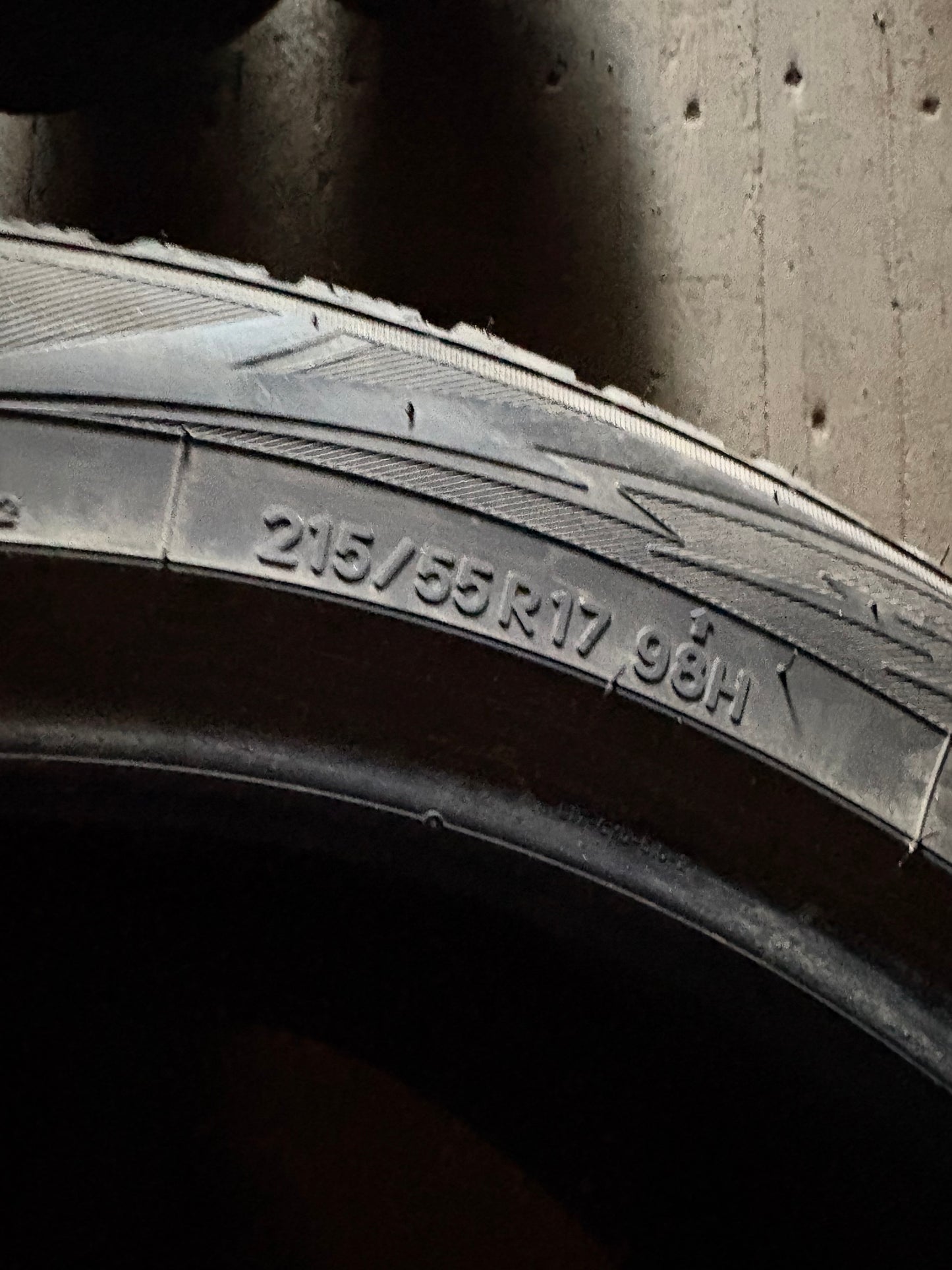 2 pneus d hiver 215/55r17 toyo