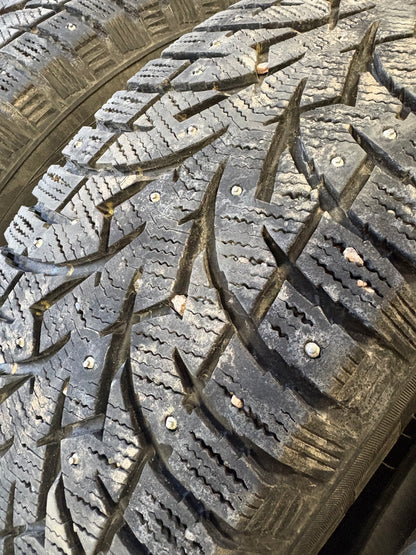 4 pneus d hiver 235/65r18 toyo a clous a l etat neuf