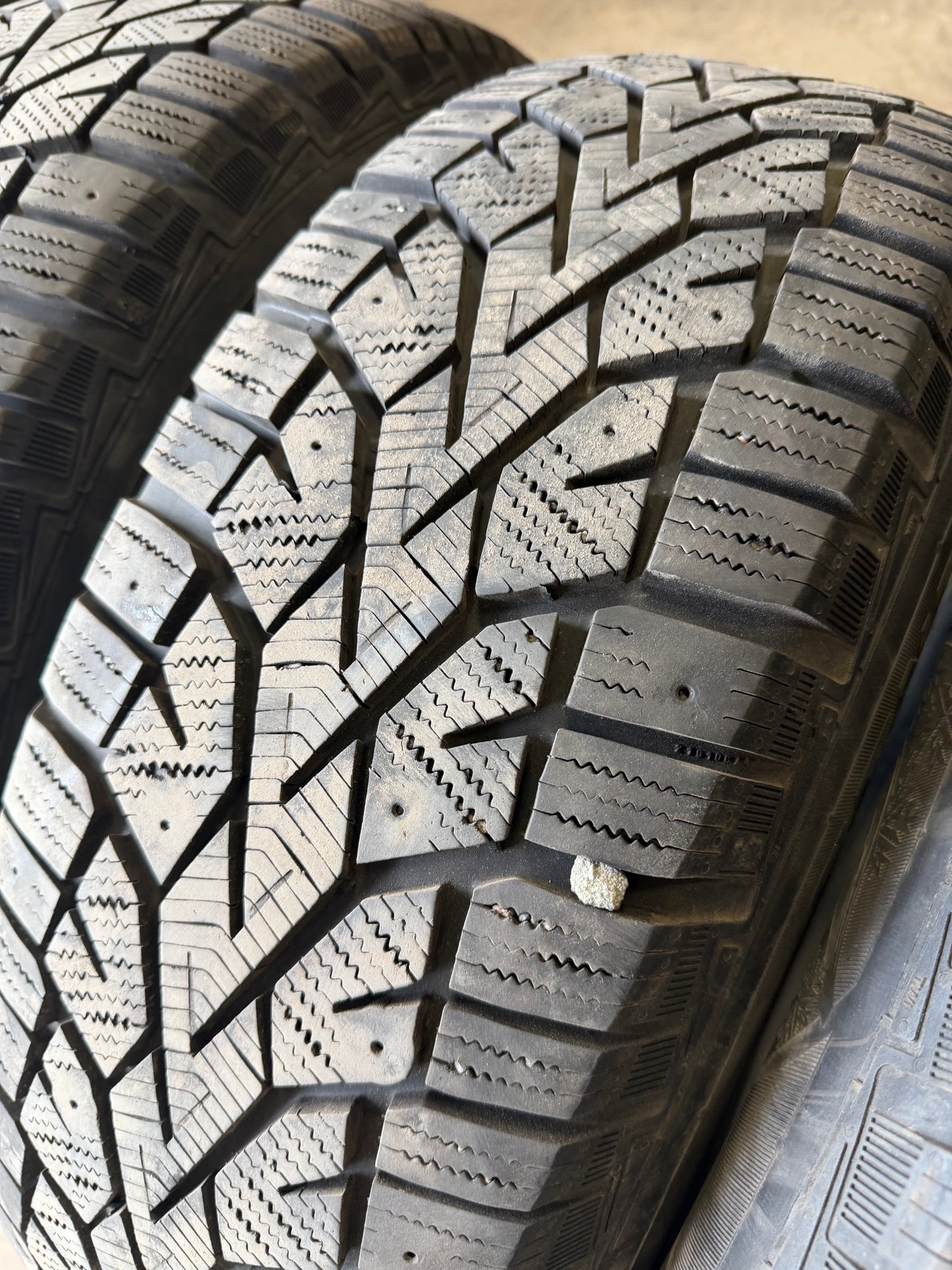 4 pneus d hiver 215/70r16 general en tres bon état