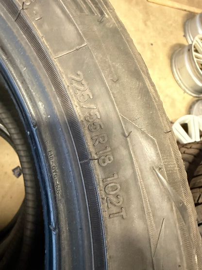 4 pneus d hiver 225/55r18 toyo en tres bon état