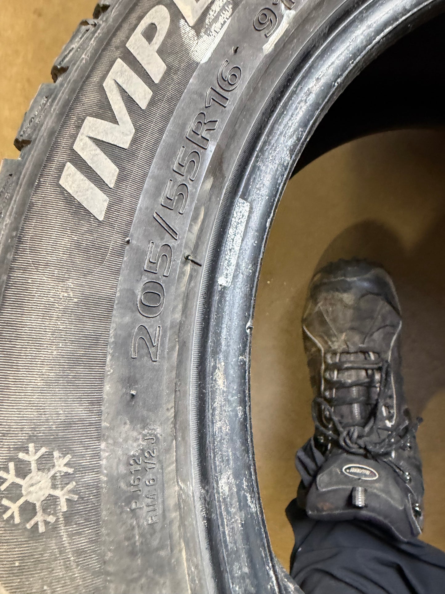 2 pneus d hiver 205/55r16 federal a clou en bon etat
