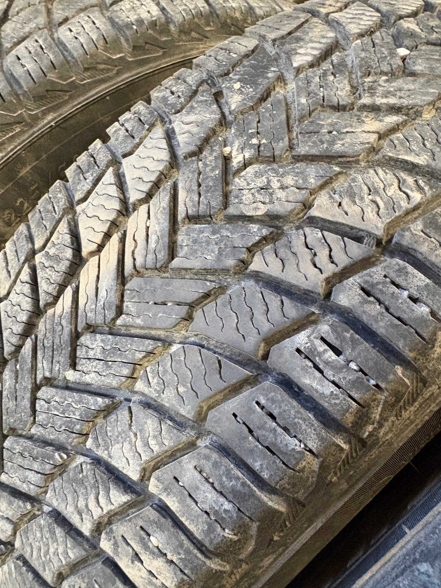 4 pneus d hiver 225/60r17 Michelin en tres bon état