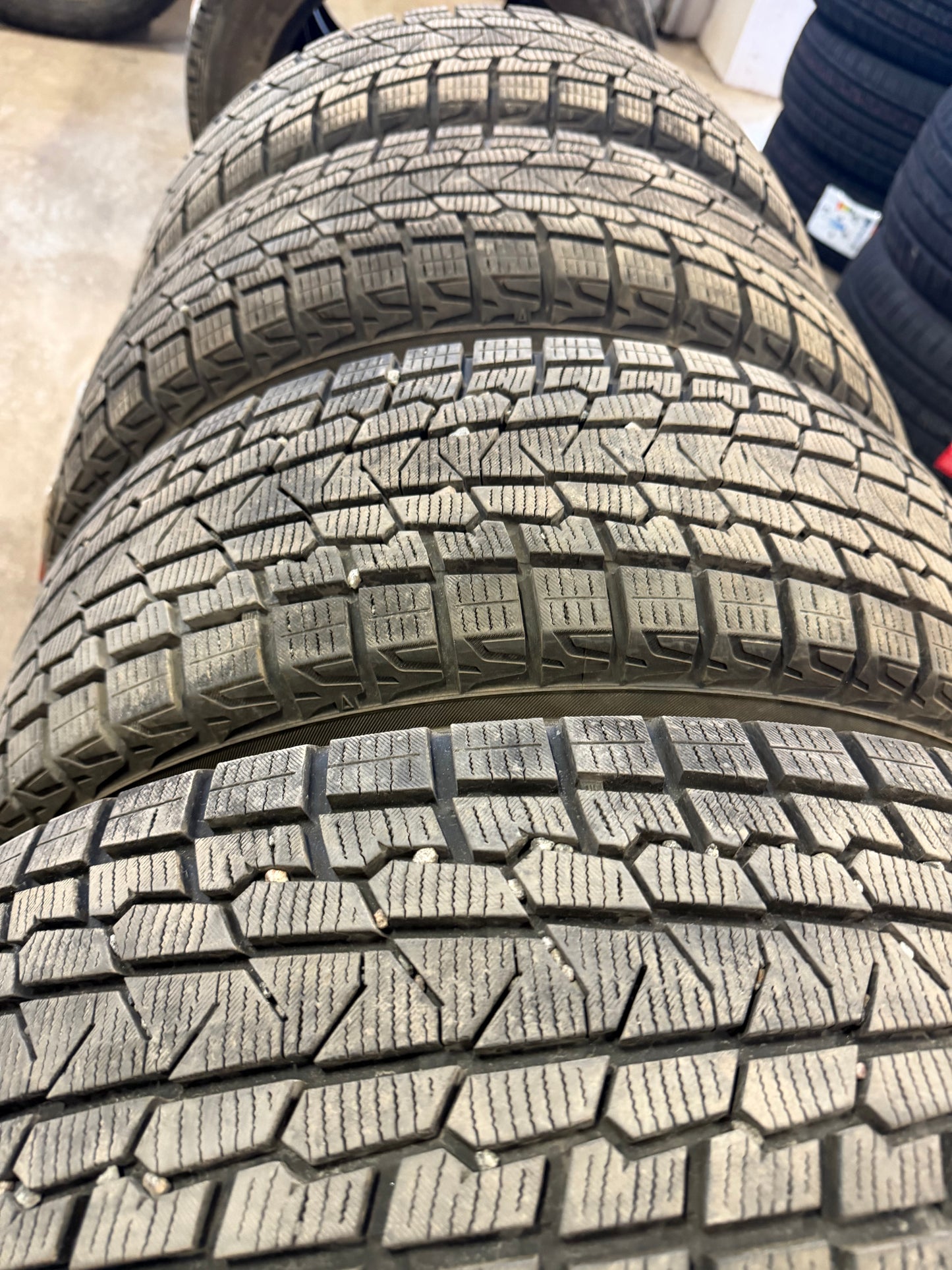 4 pneus d hiver 205/60r16 Yokohama a l etat neuf