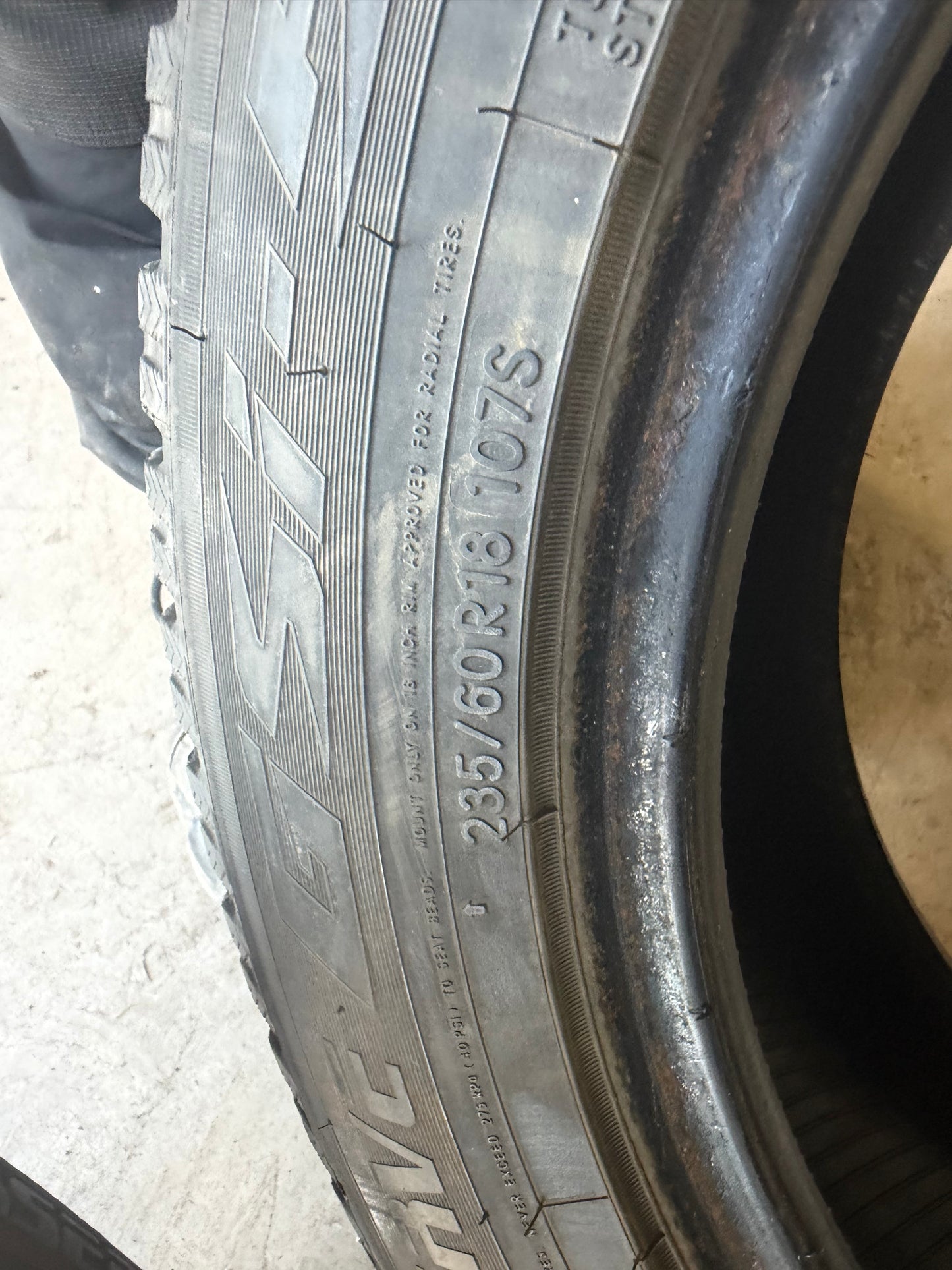 4 pneus d hiver 235/60r18 toyo a l état neuf