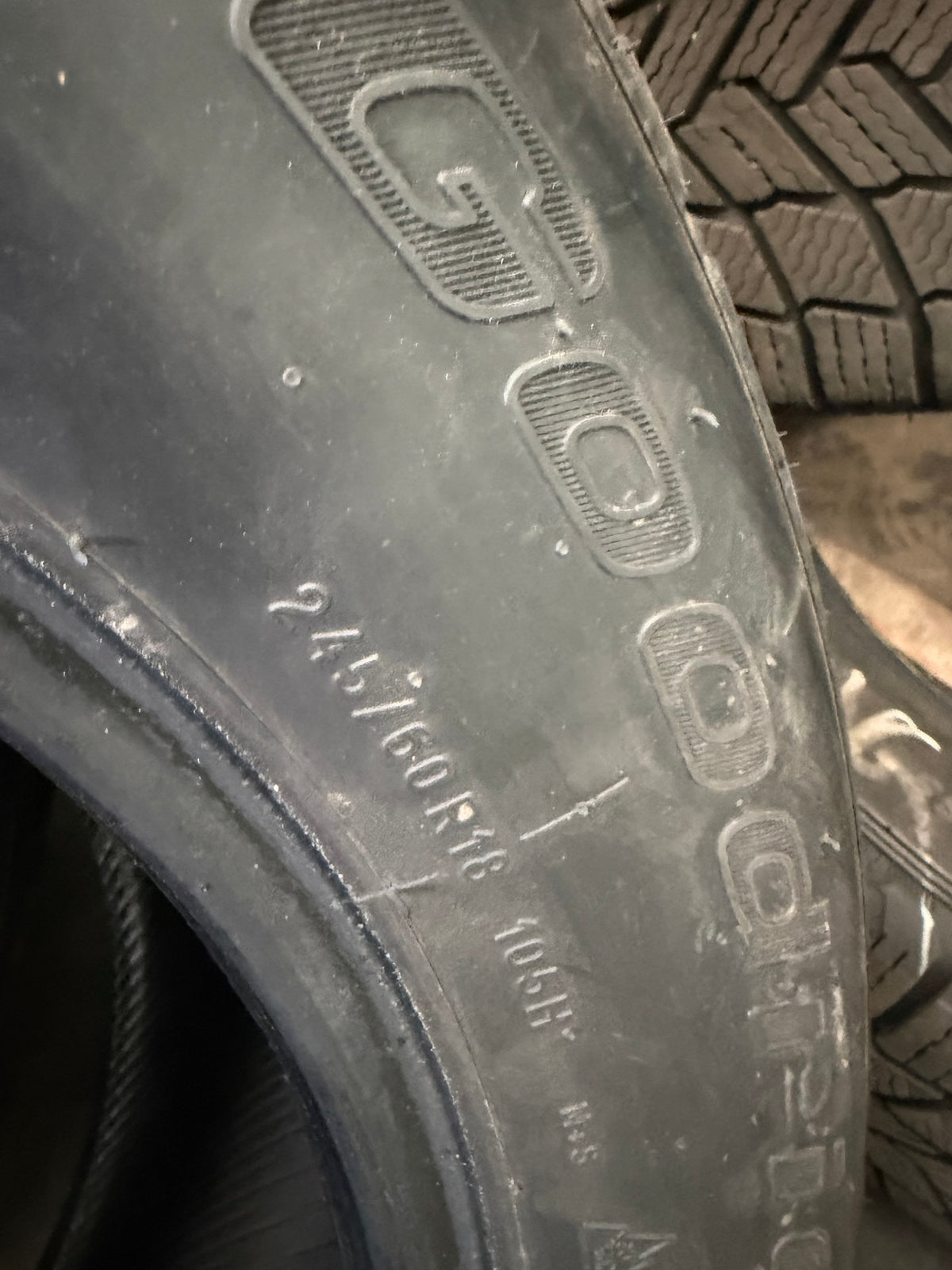 4 pneus d hiver 245/60r18 bf goodrich en très bon état