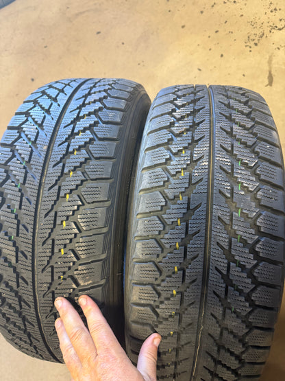 2 pneus d hiver 225/60r16 toyo a l etat neuf