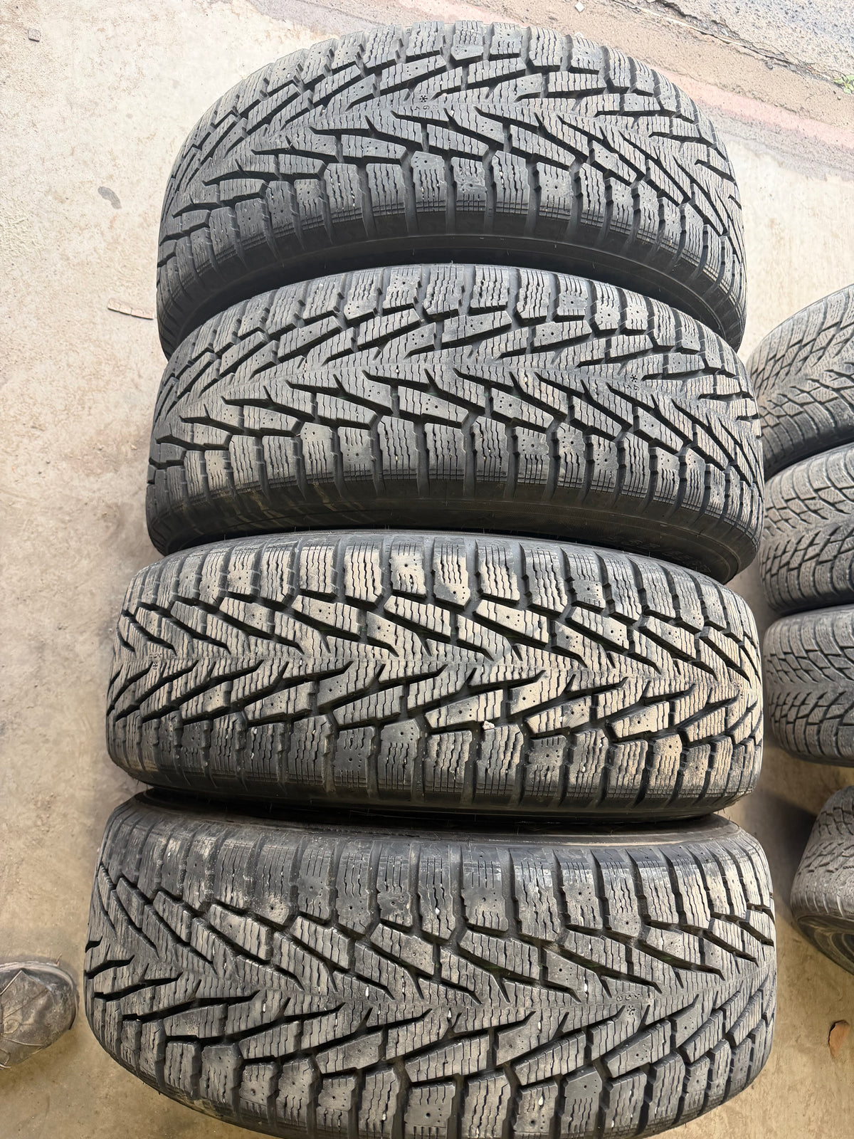 4 pneus d hiver 235/65r17 nokian a l état neuf