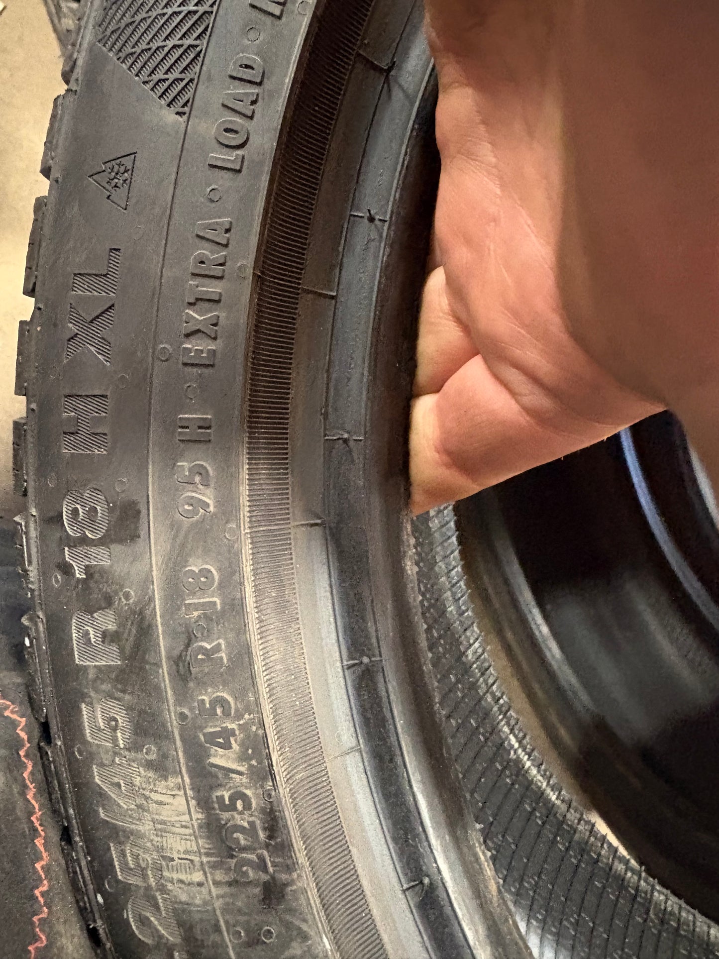 4 pneus d hiver 225/45r18 continental run flat en bon état