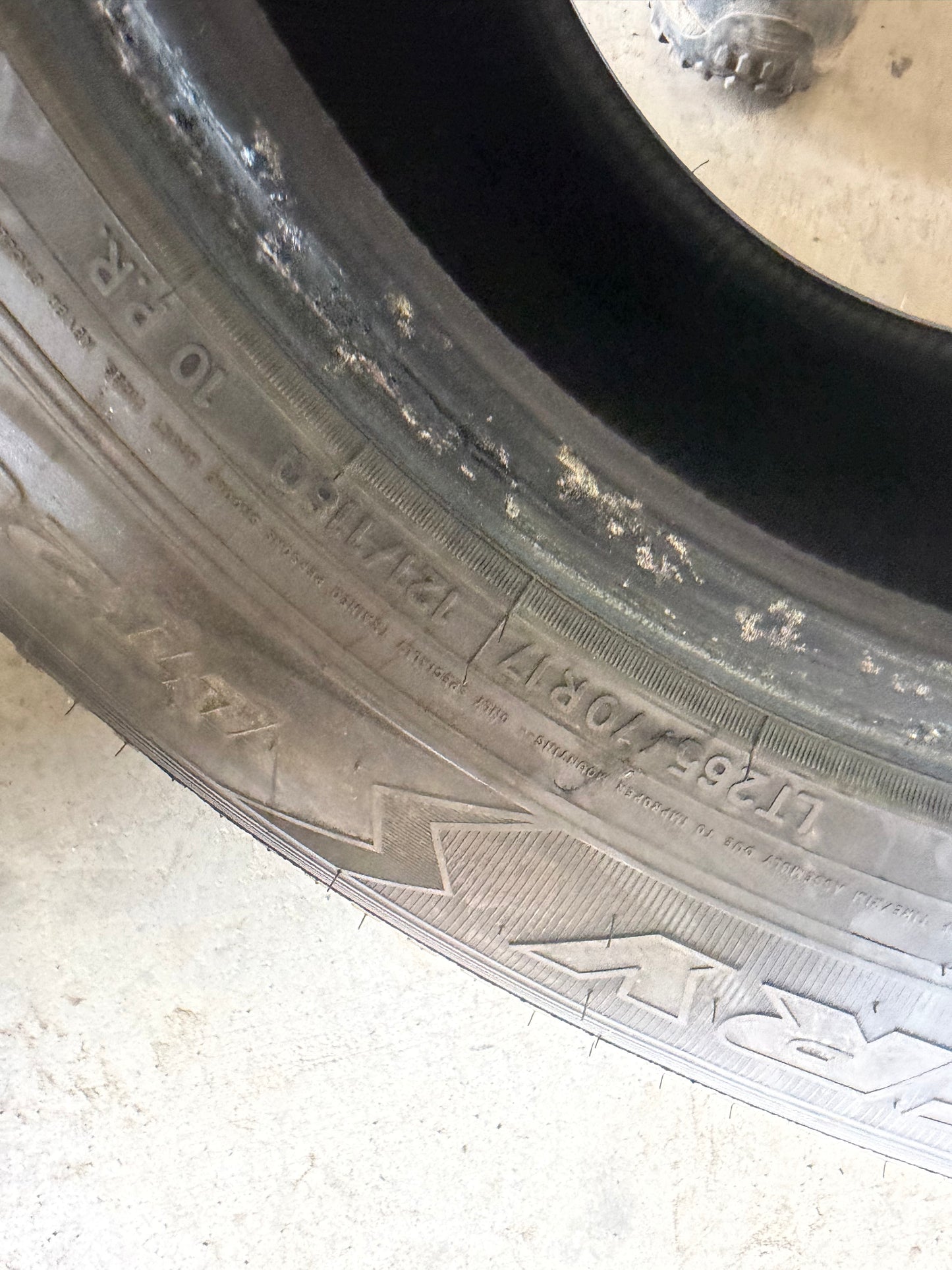 4 pneus d hiver lt 265/70r17 toyo 10 plies a l etat neuf