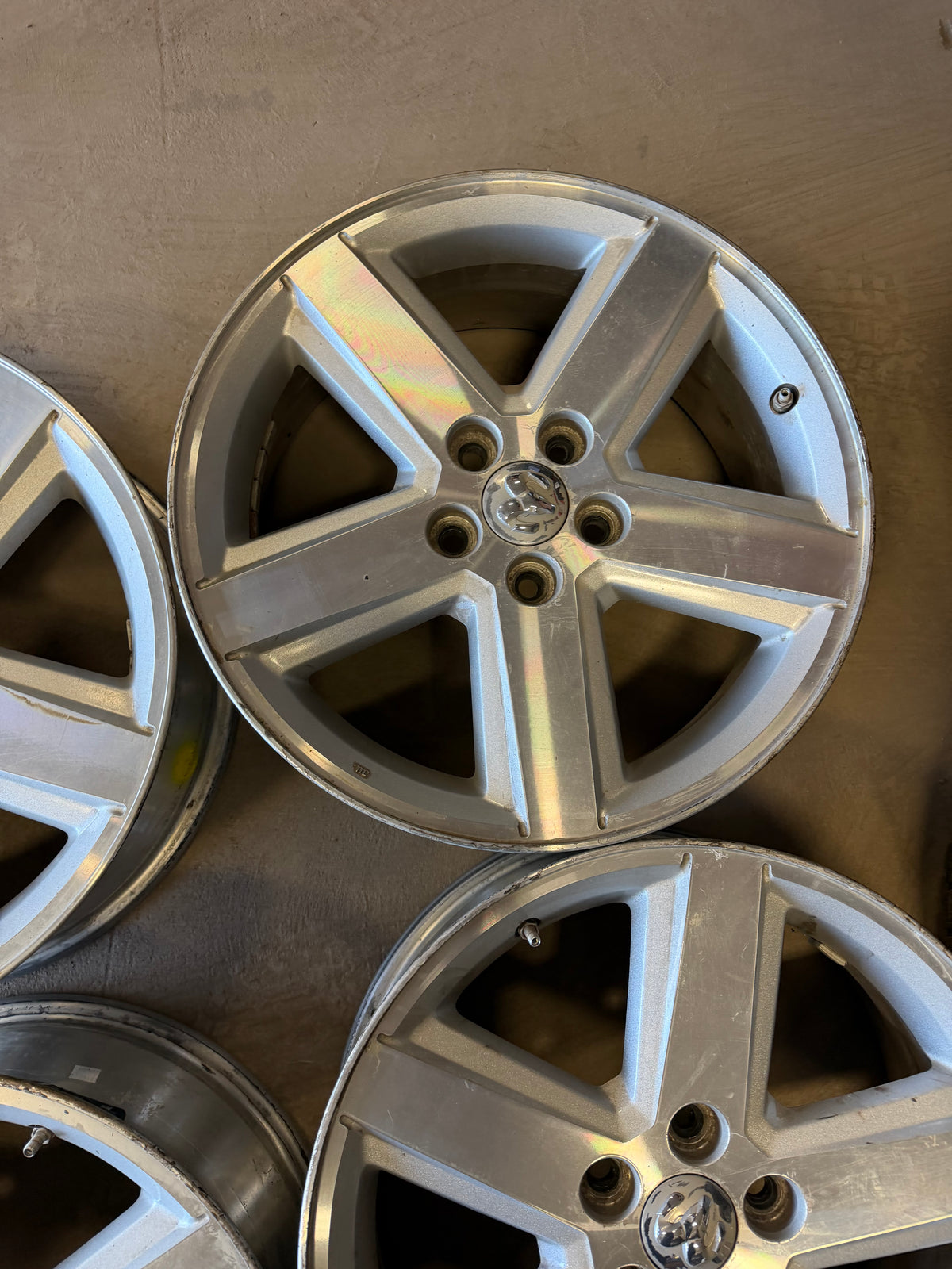 4 mags dodge 18 pouces 5x114.3 67.1 mm de moyeu