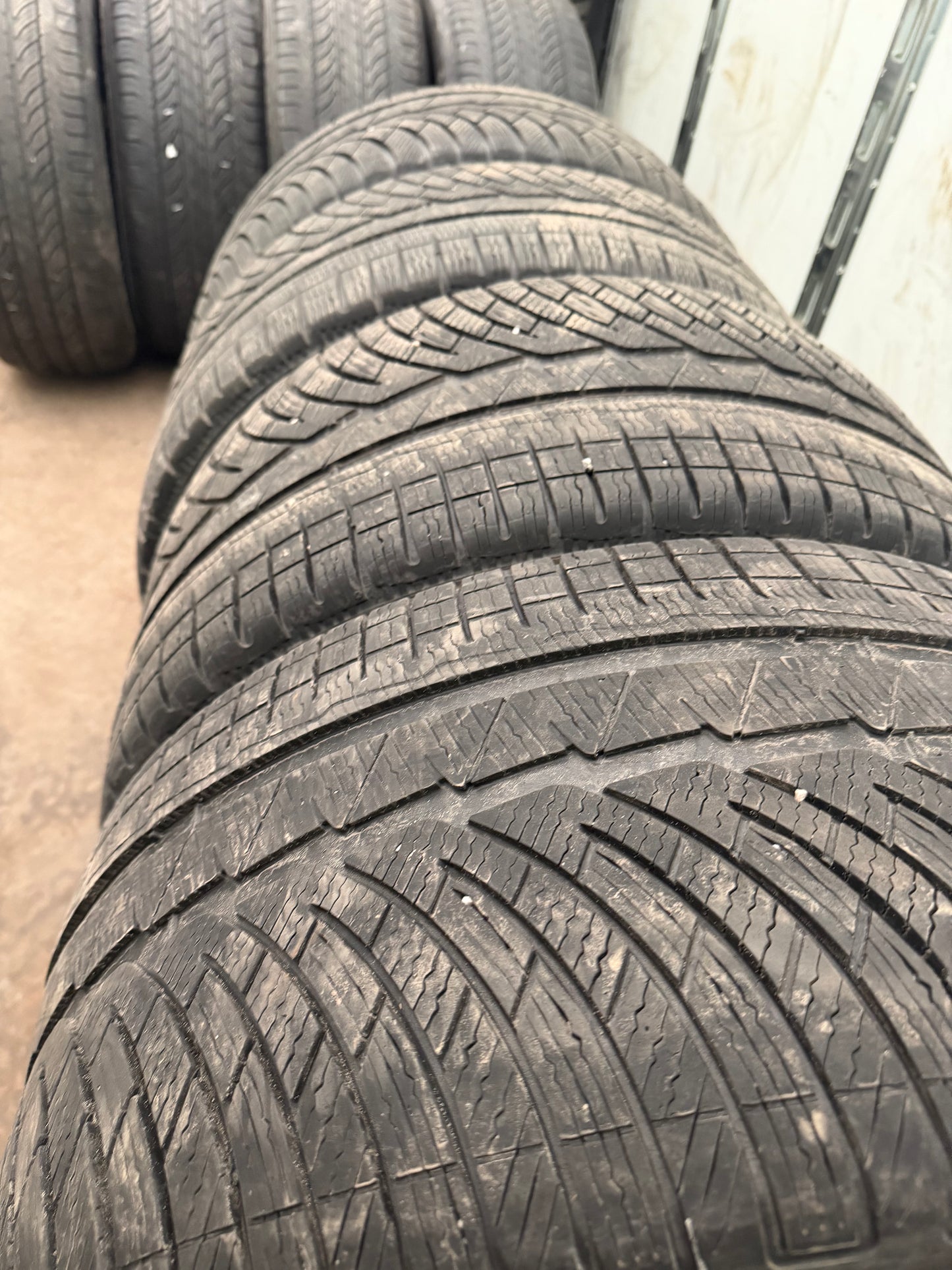 4 pneus d hiver 2x225/40r18 et 2x255/35r18 michelin