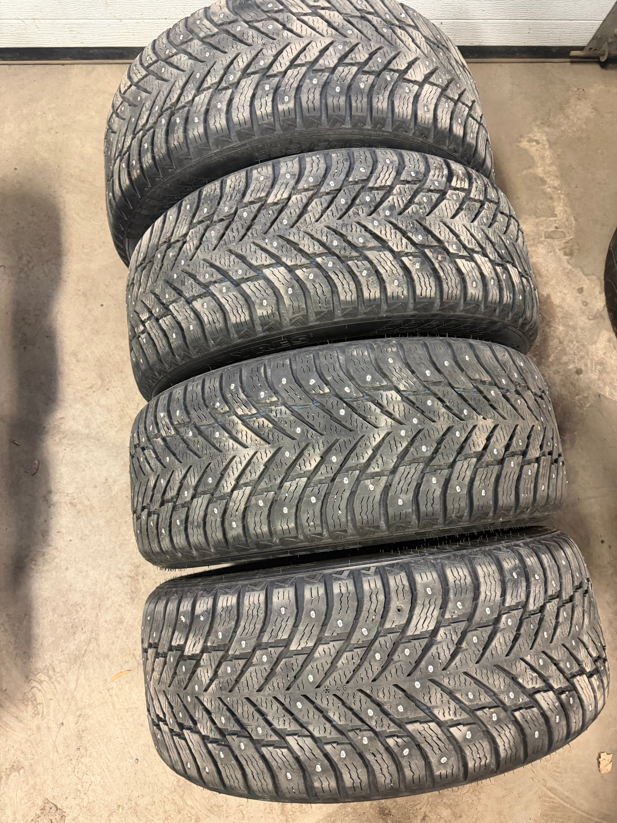 4 pneus d hiver 235/50r18 nokian a clou en très bon état