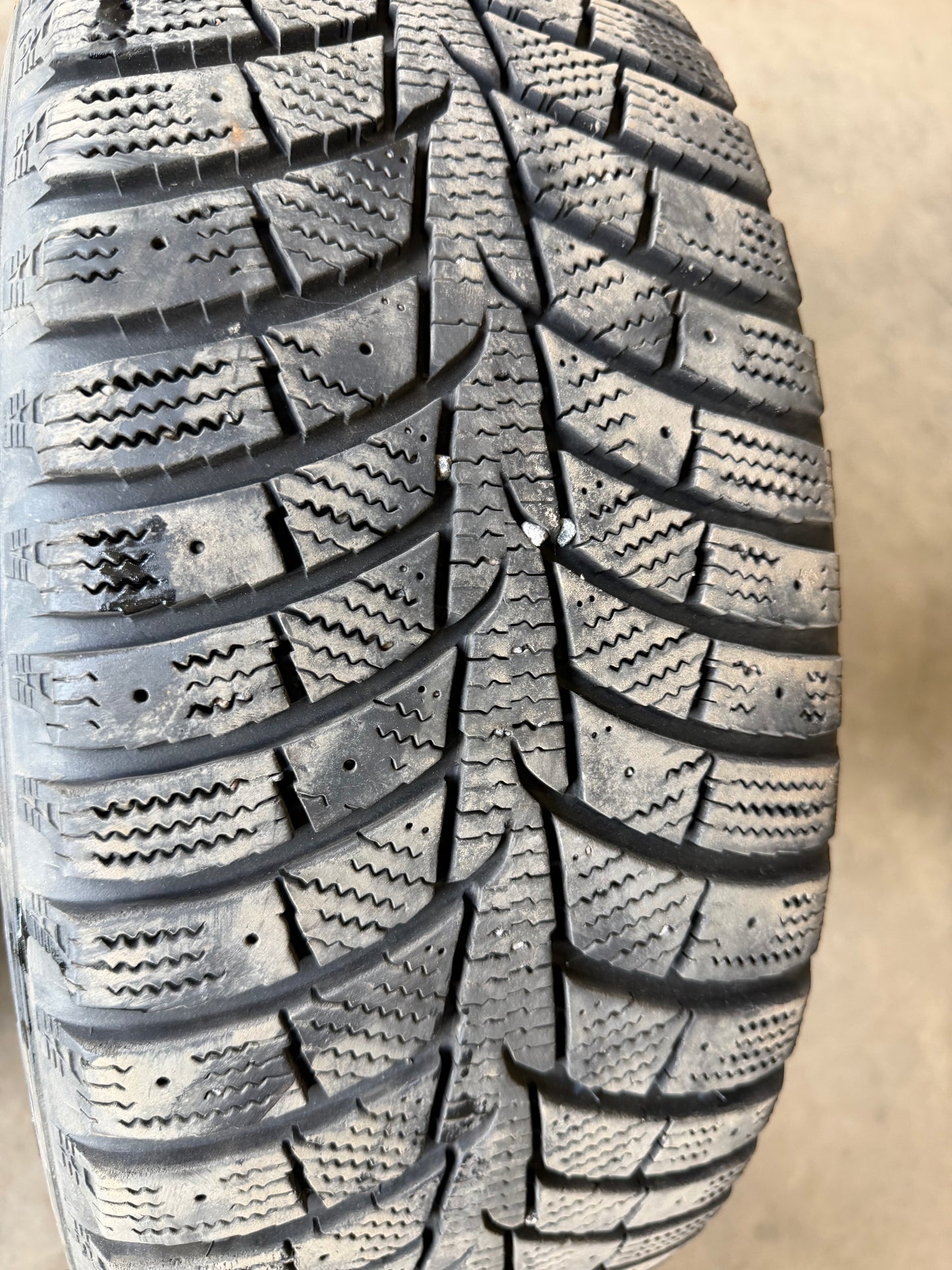 1 pneu d hiver 205/55r16 laufenn en bon etat