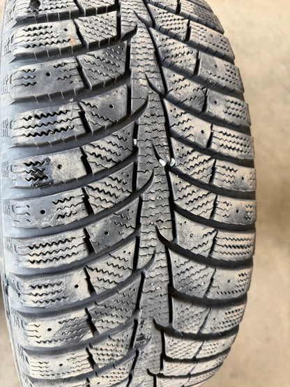 1 pneu d hiver 205/55r16 laufenn en bon etat