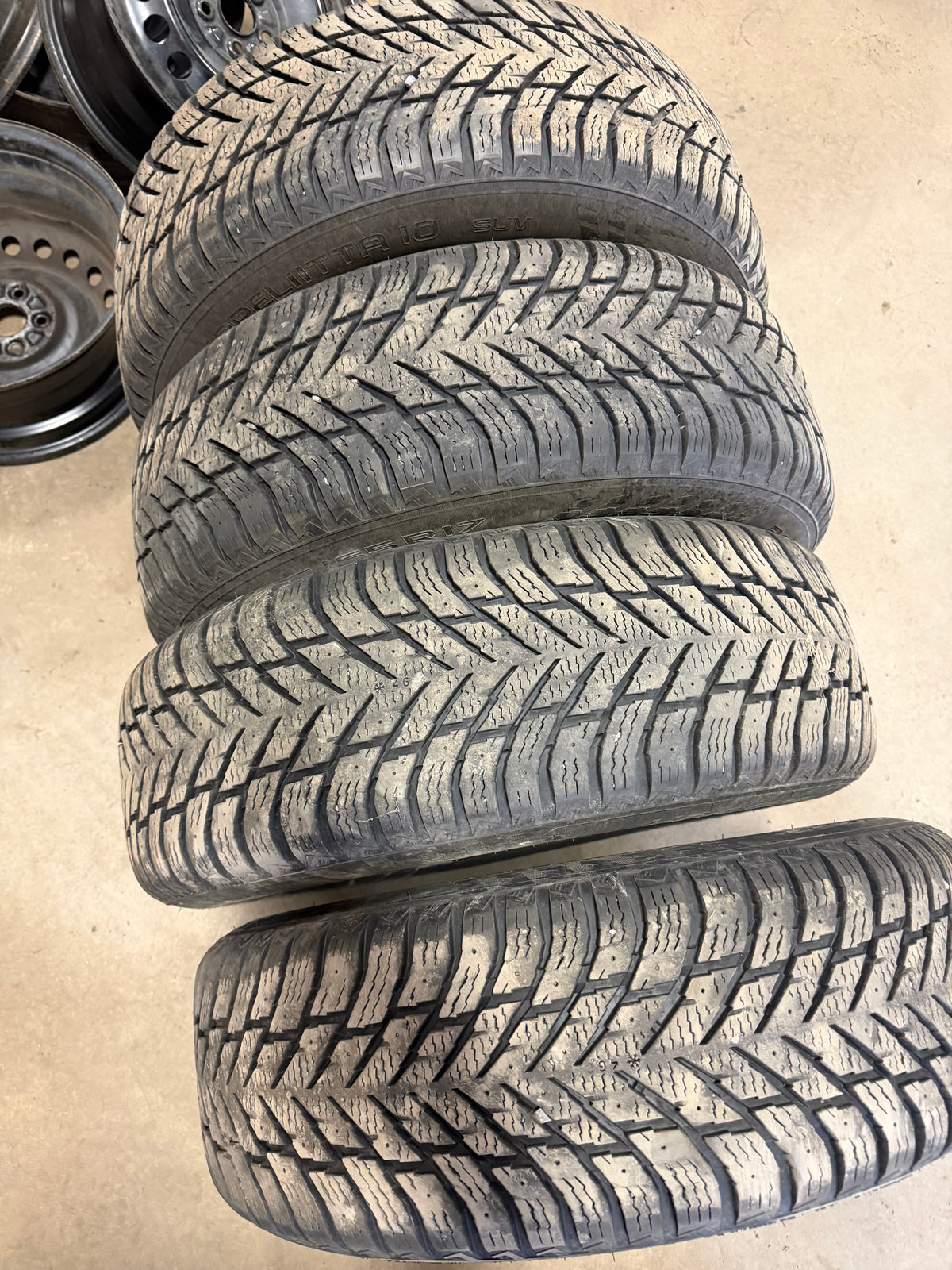 4 pneus d hiver 225/65r17 nokian en tres bon état