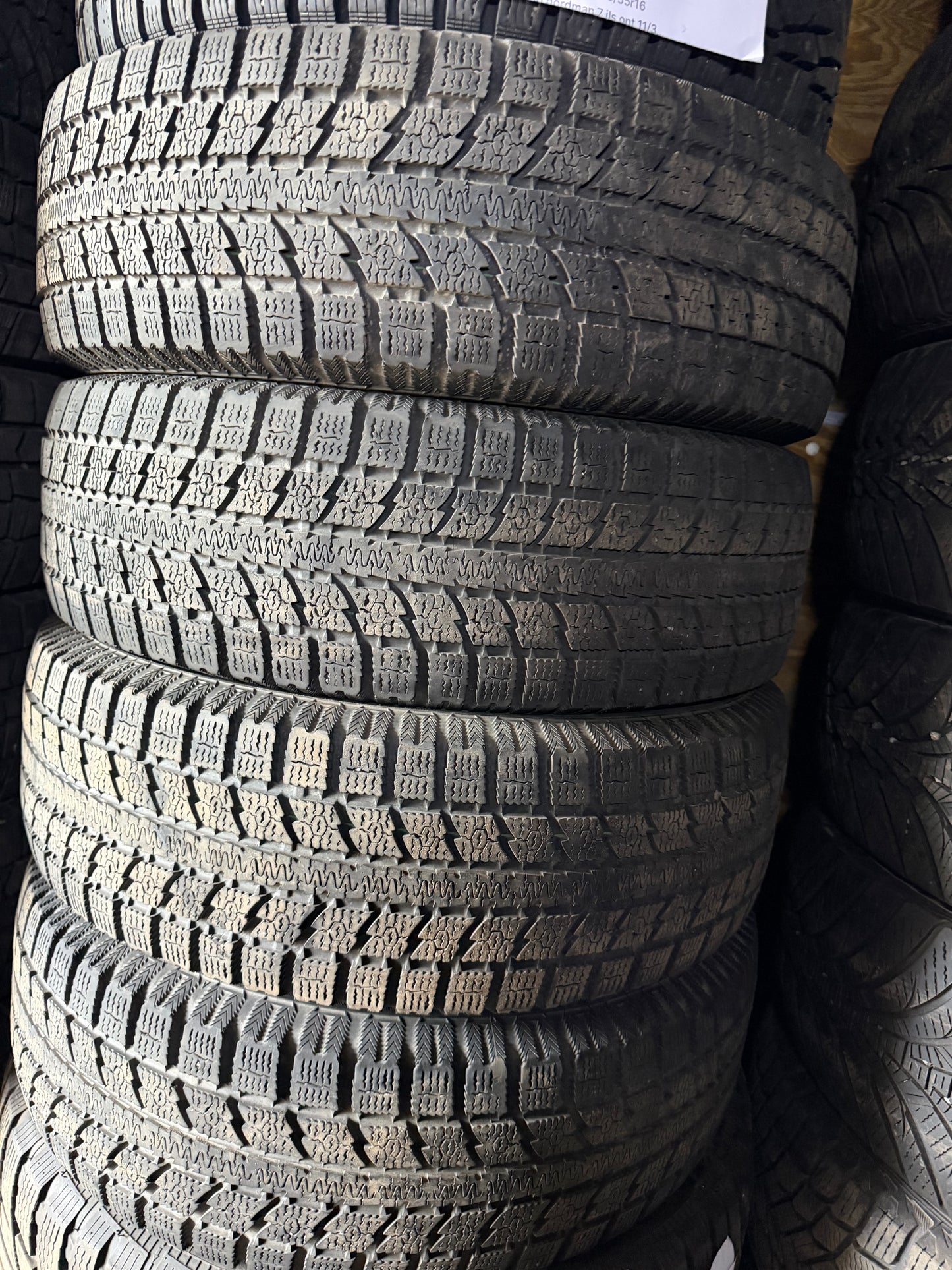4 pneus d hiver 205/70r16 toyo en bon état