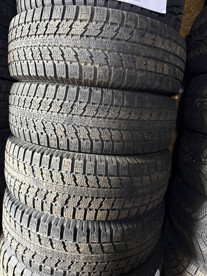 4 pneus d hiver 205/70r16 toyo en bon état