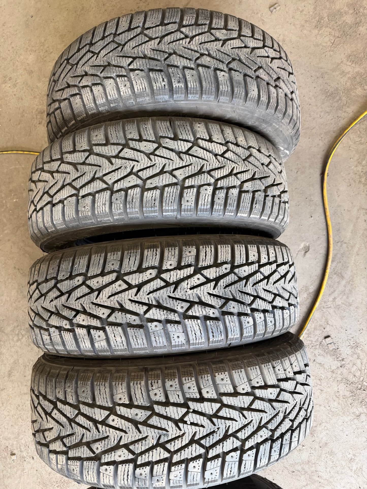 4 pneus d hiver 205/60r16 nokian a l etat neuf