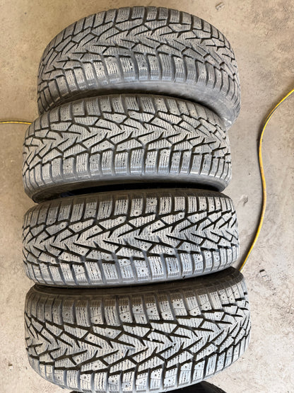 4 pneus d hiver 205/60r16 nokian a l etat neuf
