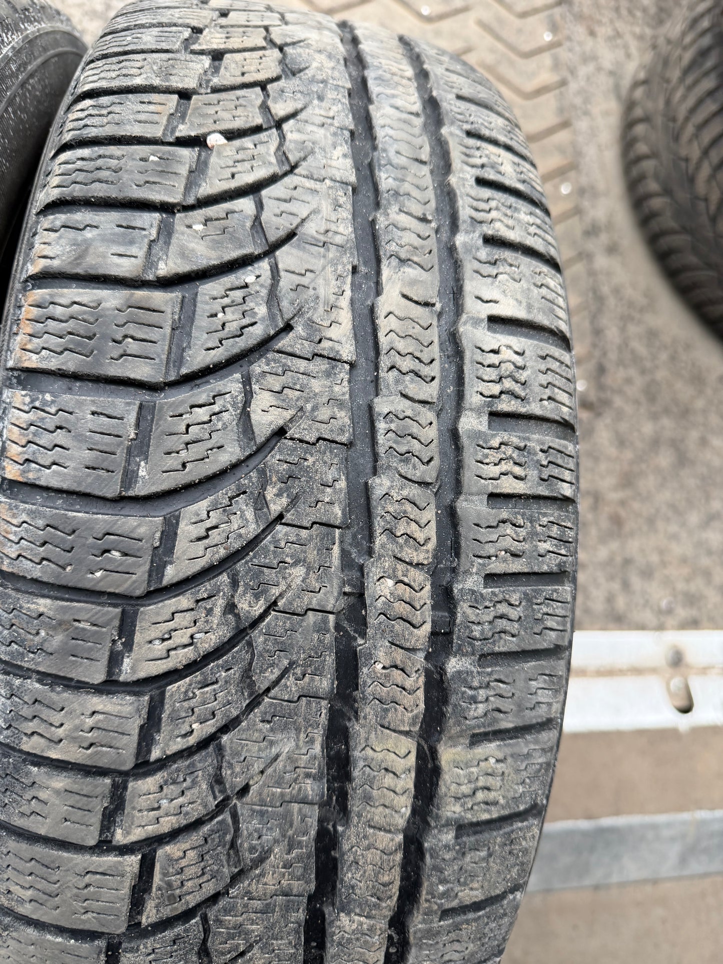 2 pneus d hiver 195/65r15 nokian