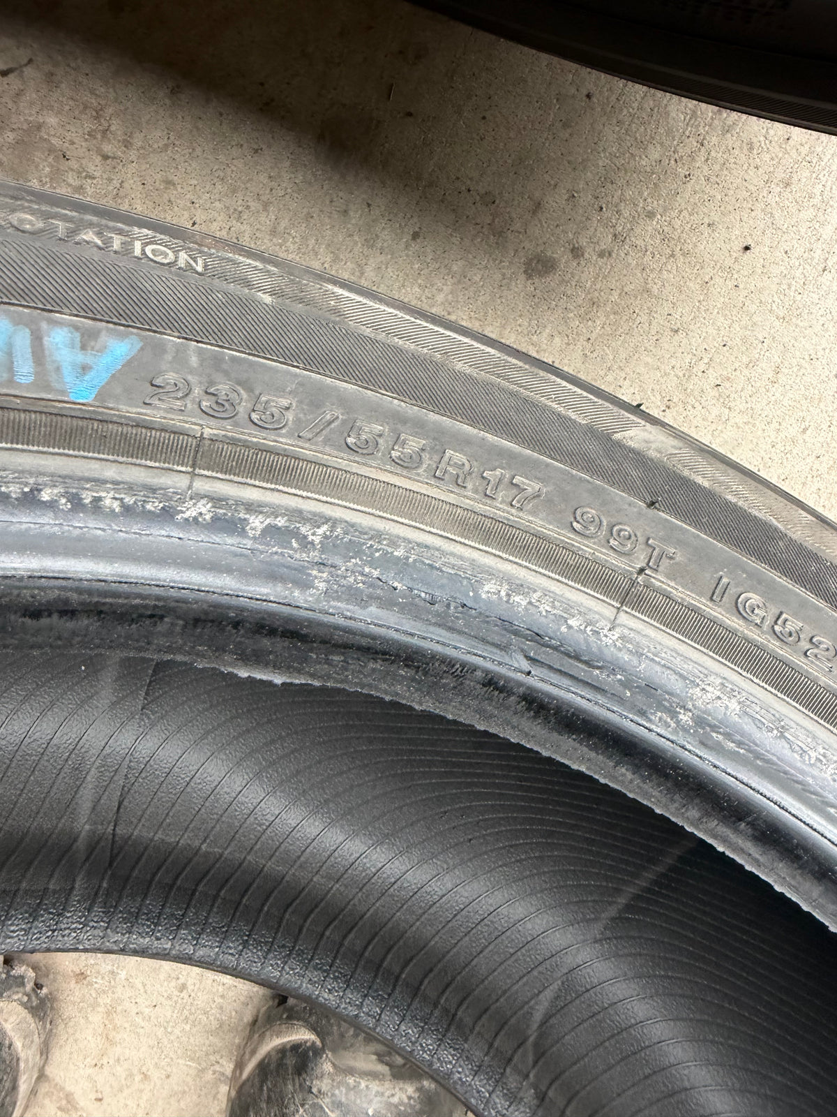 2 pneus d hiver 235/55r17 Yokohama a l état neuf