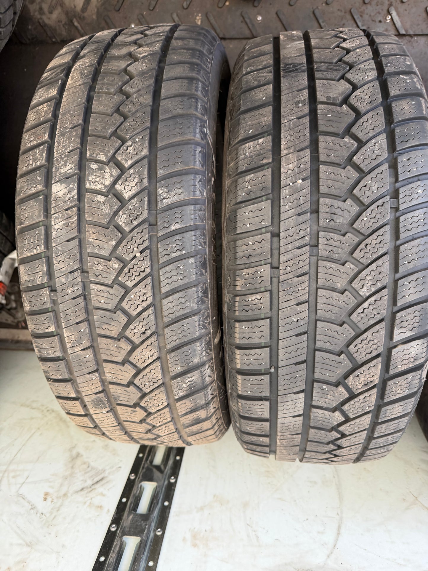 2 pneus d hiver 205/55r17 ovation en bon état