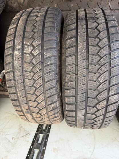 2 pneus d hiver 205/55r17 ovation en bon état