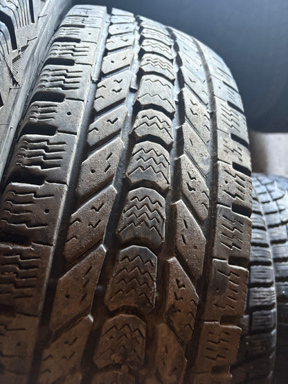 2 pneus d hiver lt 245/75r17 firestone 10 plies en tres bon état
