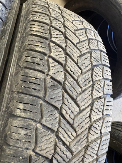 2 pneus d hiver 215/70r16 michelin en bon état