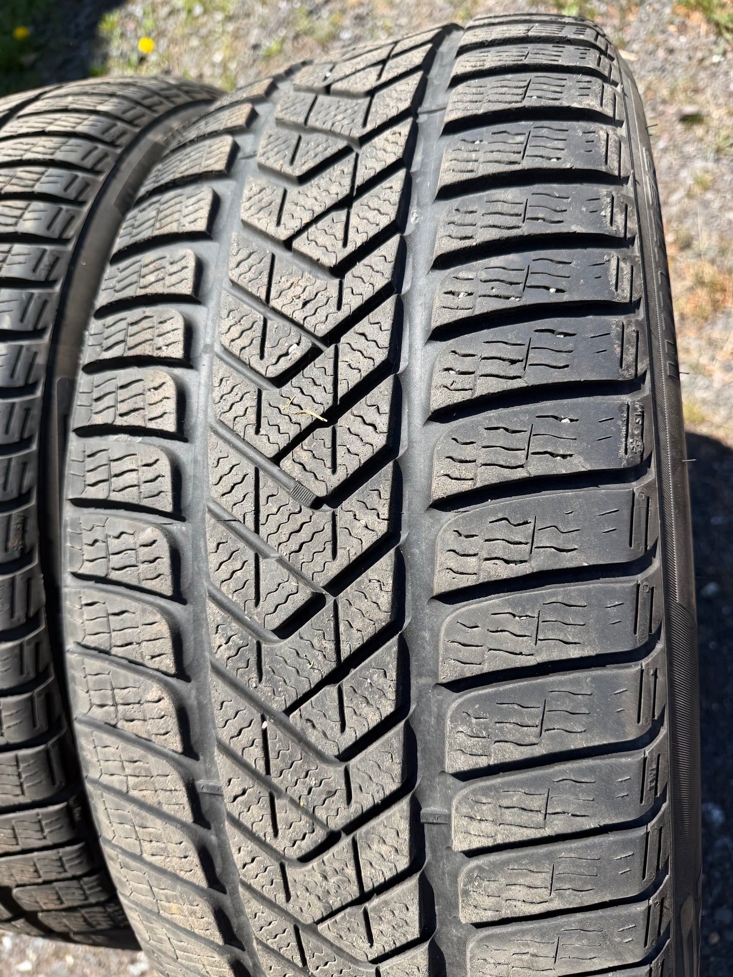 2 pneus d hiver 255/45r19 pirelli en bon etat