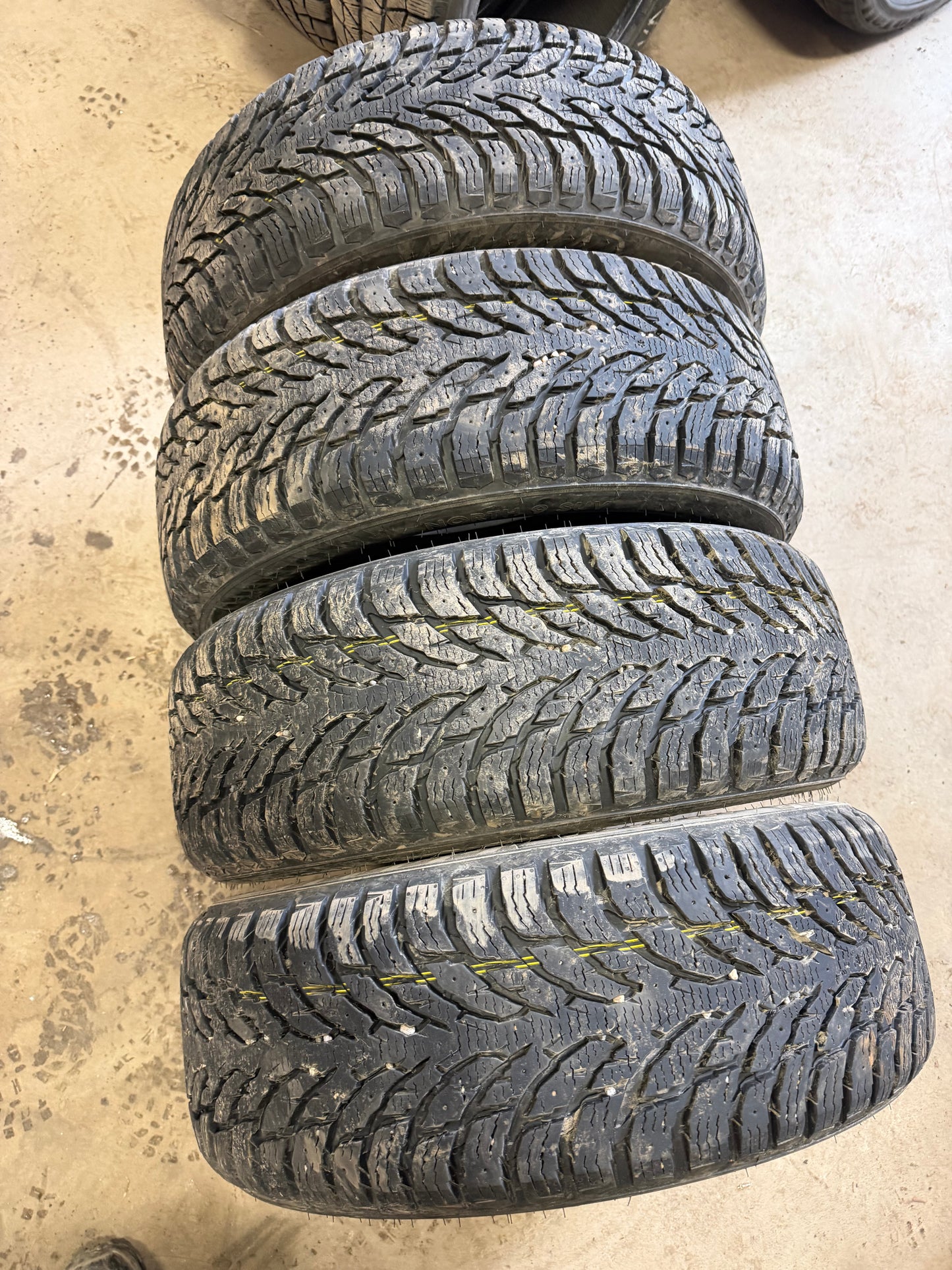4 pneus d hiver 225/55r18 nokian a l etat neuf