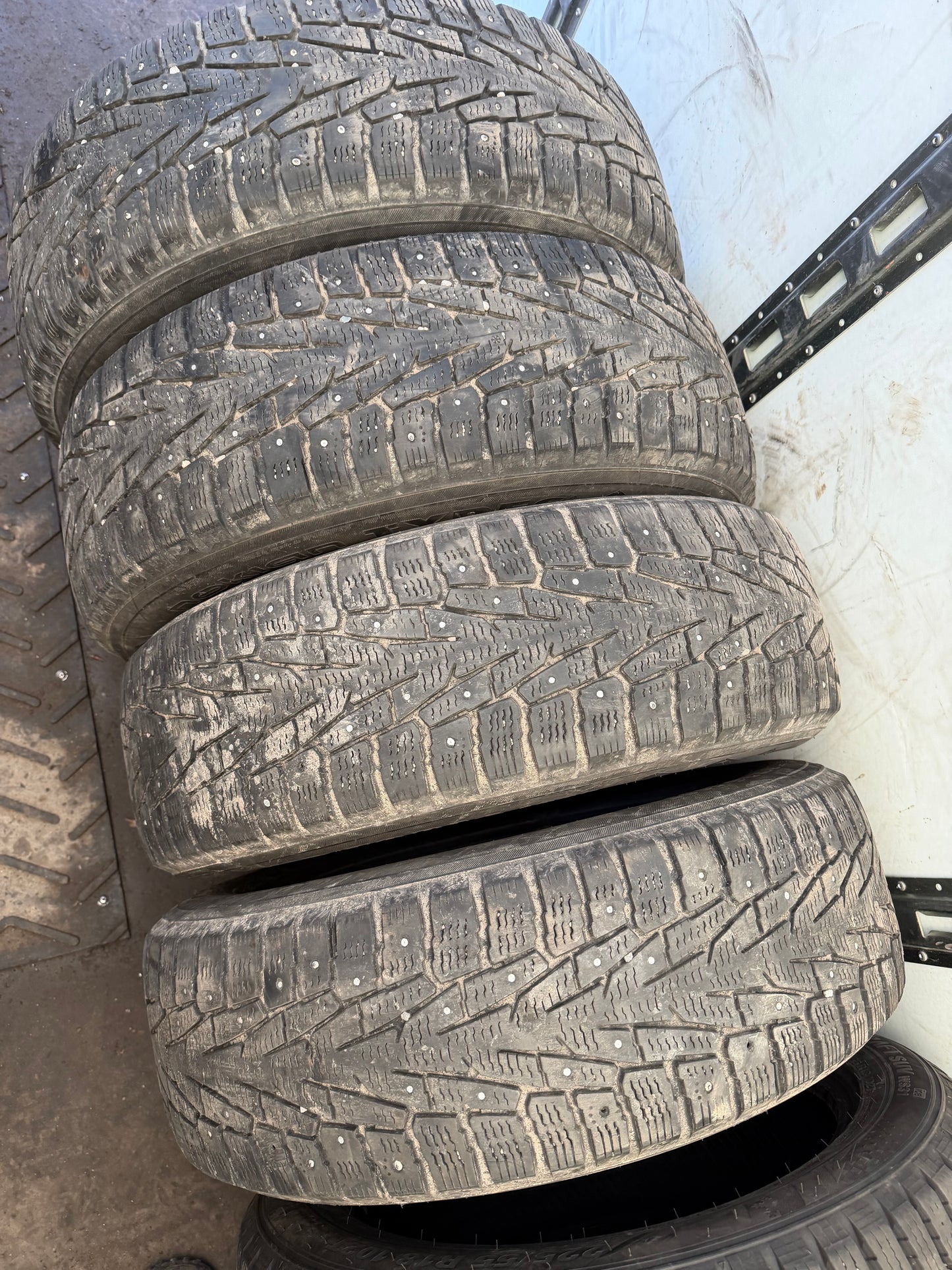 4 pneus d hiver 215/70r16 nokian