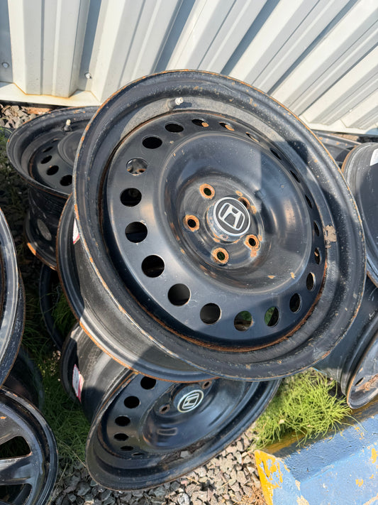 4 roues d acier Honda 17 pouces 5x114.3 en bon état