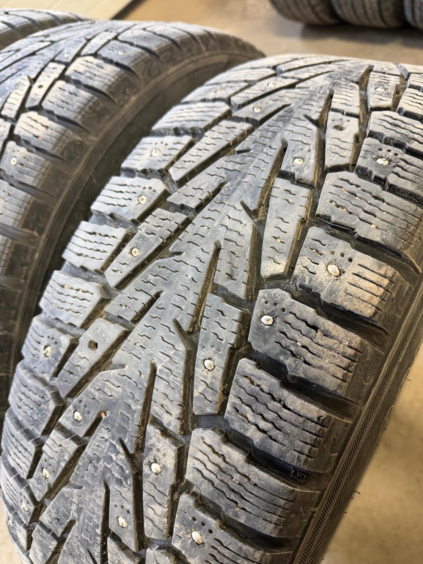 4 pneus d hiver 225/60r17 nokian a clou en bon état
