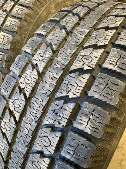 4 pneus d hiver 235/65r17 toyo en bon état