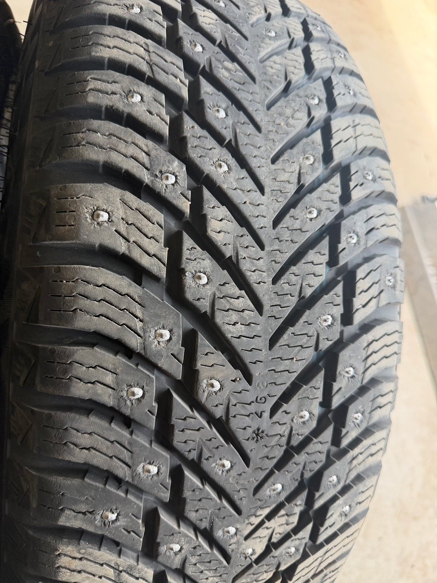2 pneus d hiver 245/65r17 nokian a clou a l etat neuf