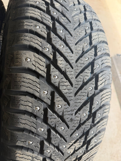 2 pneus d hiver 245/65r17 nokian a clou a l etat neuf