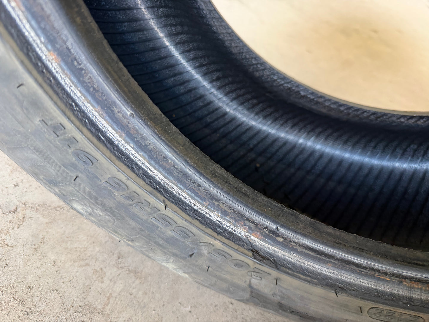 1 pneu d hiver 205/55r16 laufenn en bon etat