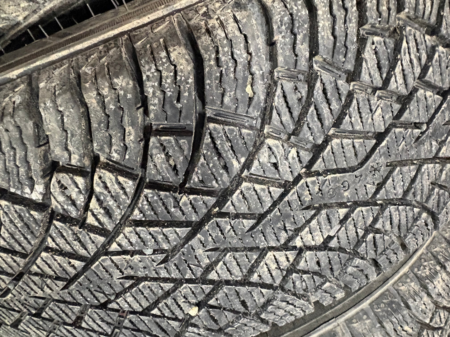 4 pneus d hiver 175/65r15 nokian en tres bon état