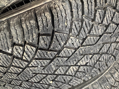 4 pneus d hiver 175/65r15 nokian en tres bon état