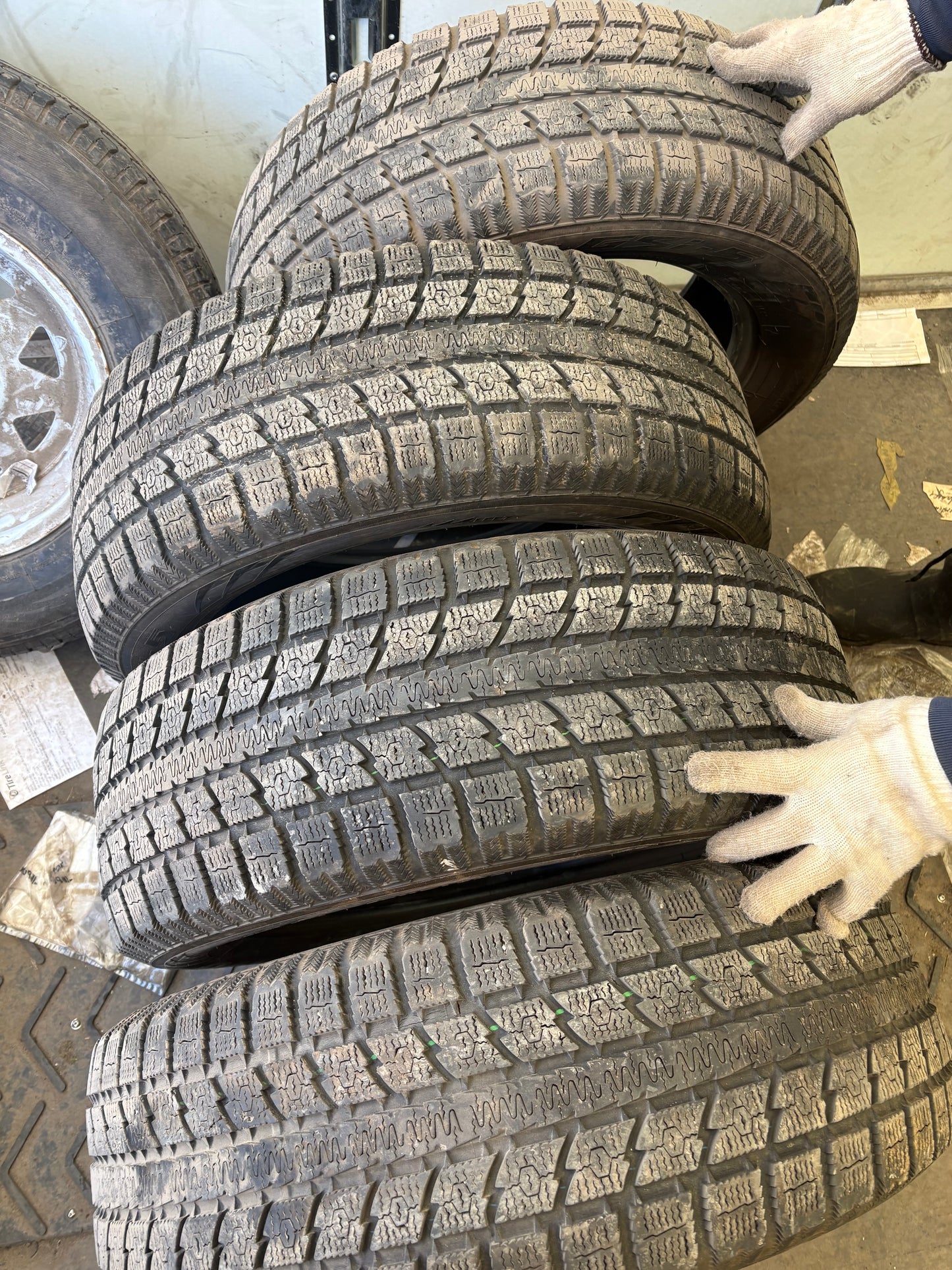 4 pneus d hiver 245/60r18 toyo en bon état