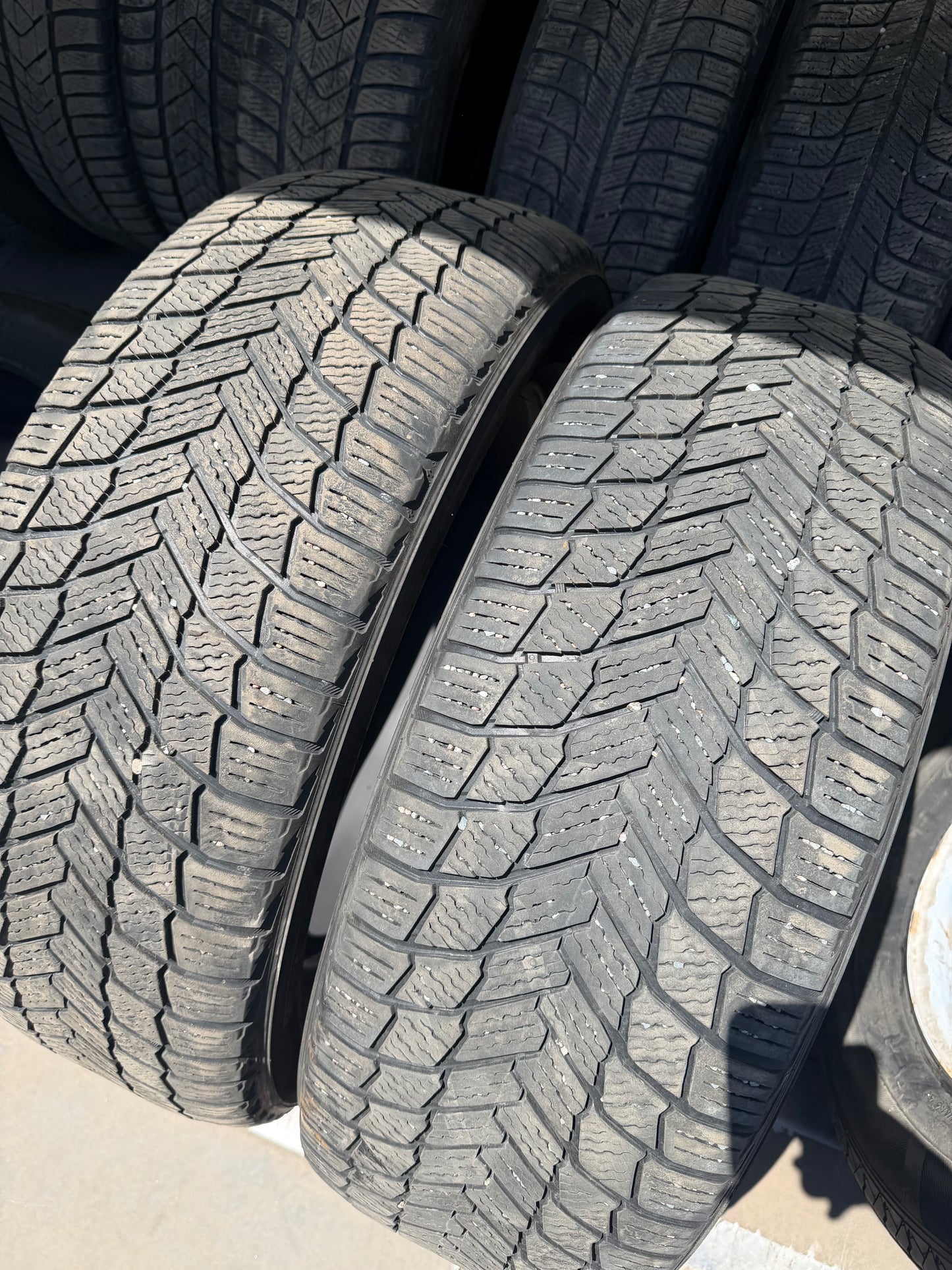 2 pneus d hiver 235/55r20 Michelin en bon etat
