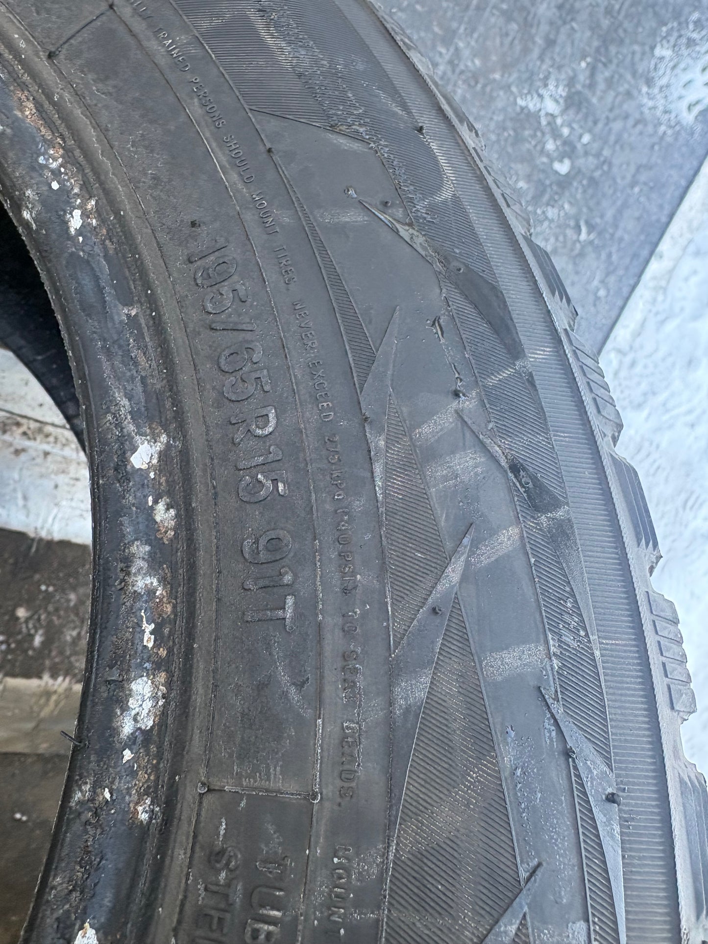 4 pneus d hiver 195/65r15 toyo en bon etat