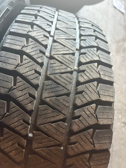1 pneu d hiver 225/65r17 Bridgestone en bon état